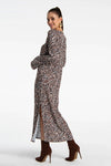 luźna sukienka maxi z rozporkam uszyta z wiskozy "Pattern-Brown"